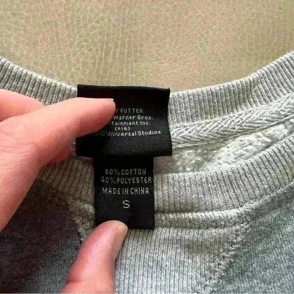 Authentic Universal Studios Harry Potter Gryffindor House sweatshirt Crewneck - Picture 7 of 9